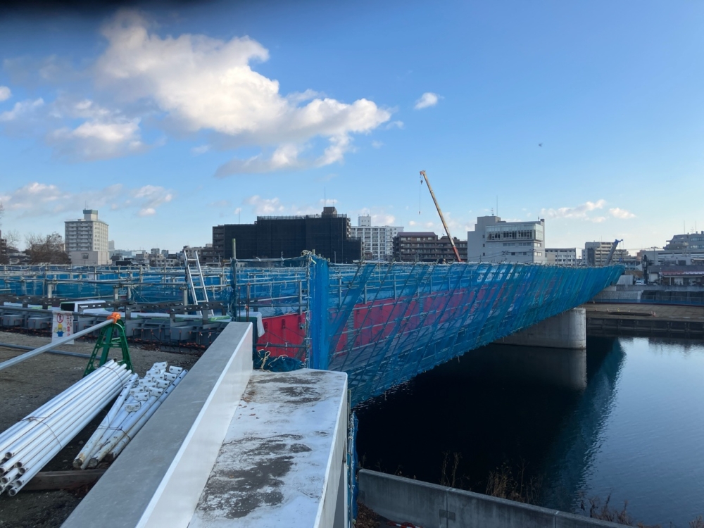 吊り足場組立完了(河川上)