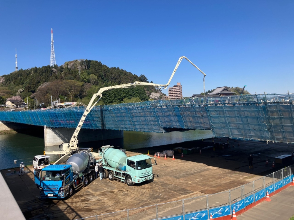 床版コンクリート打設状況(河川敷内ヤード)