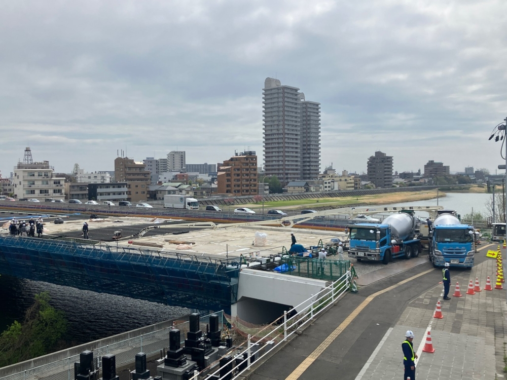床版コンクリート打設状況(国道286号歩道規制)