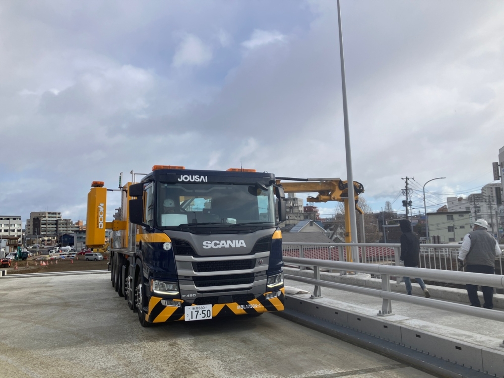 大型橋梁点検車