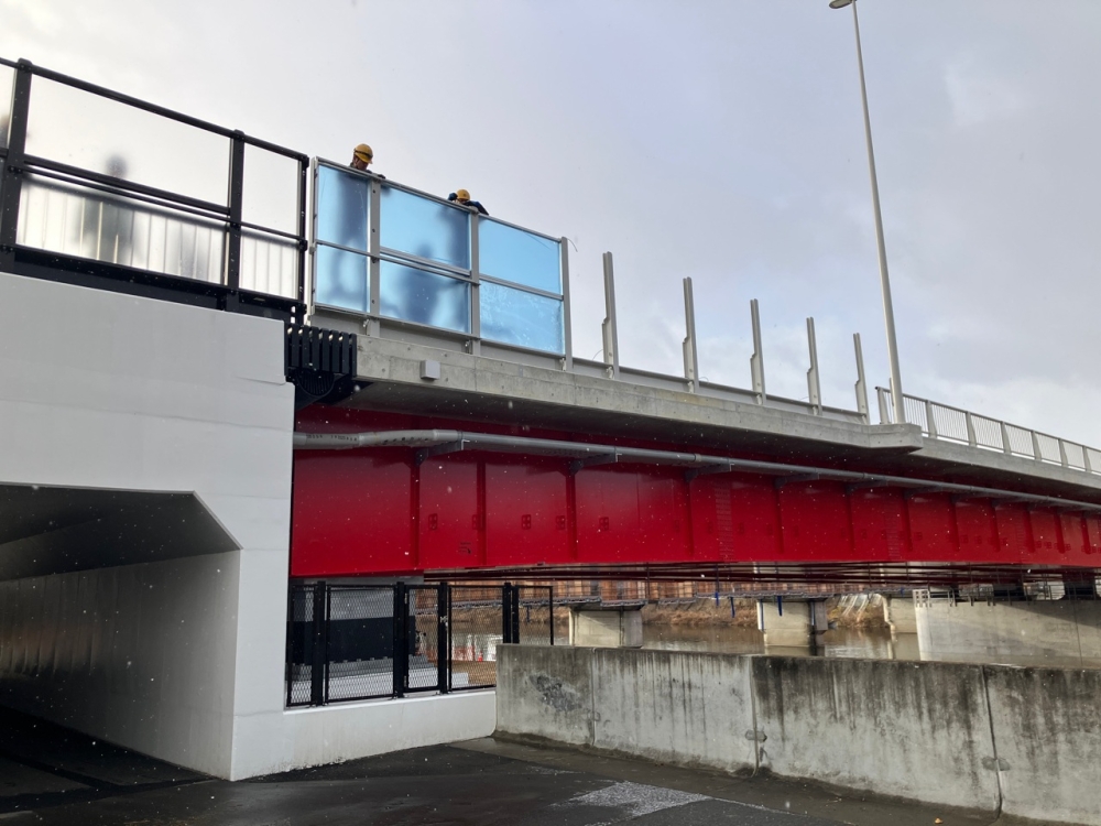 目隠しパネル付高欄設置